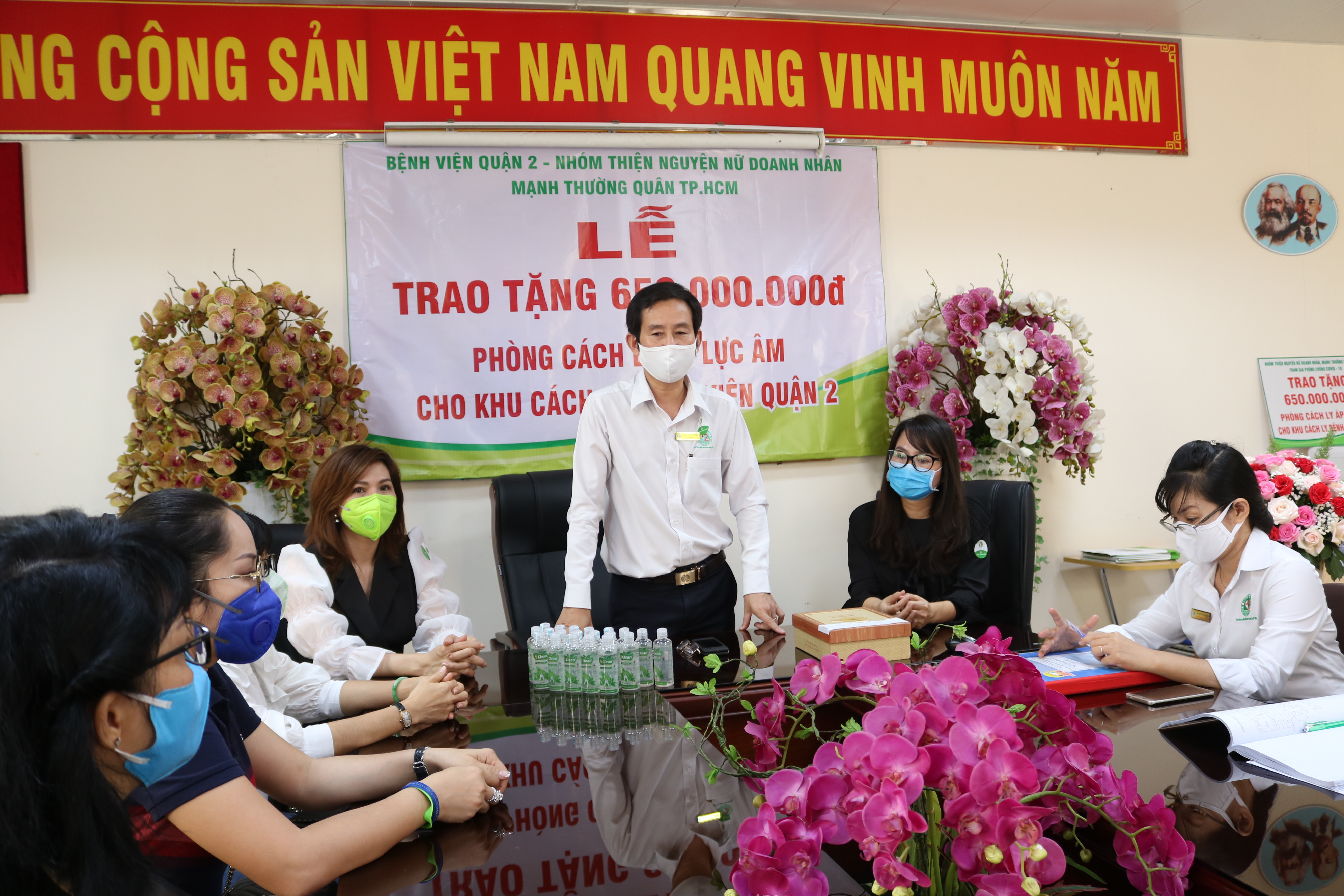 Bác sĩ Trần Văn Khanh, giám đốc Bệnh viện quận 2 bày tỏ cảm kích trước nghĩa cử của các chị và chia sẻ về quy trình lắp đặt phòng cách ly áp lực âm. 