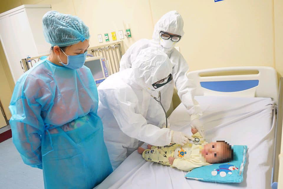 Các bác sĩ điều trị cho bé 3 tháng tuổi dương tính với SARS-CoV-2
