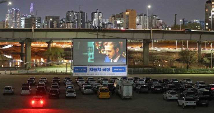 Nhiều ô tô xếp hàng dài tại các rạp chiếu phim ngoài trời ở Hàn Quốc trong mùa dịch.