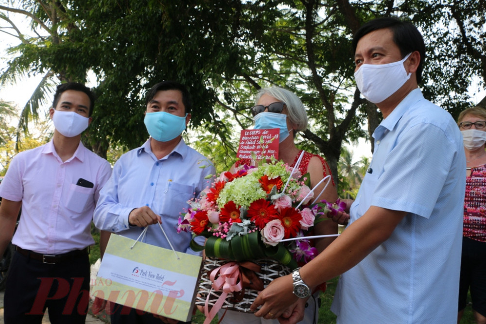 Sau khi mọi người trong đoàn cùng đồng thanh hát bài chúc mừng sinh nhật Elisabeth  còn được diện  lãnh đạo Sở du lịch và chủ resort tặng hoa cùng quà chúc mừng