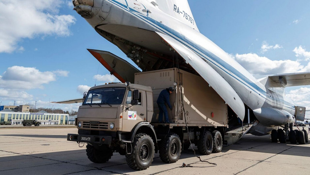 Chuyển hàng hỗ trợ y tế lên máy bay Nga để đưa sang Ý. Ảnh: Fox News