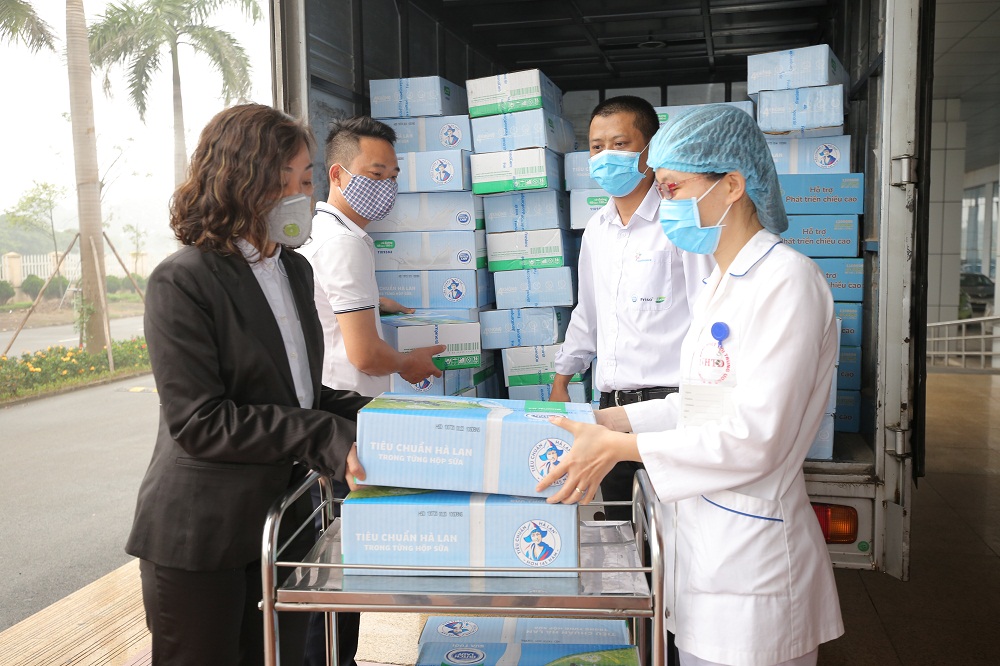 FrieslandCampina Việt Nam trao tặng sữa cho Bệnh viện Bệnh nhiệt đới Trung ương, những “chiến sĩ áo trắng” thầm lặng nơi tuyến đầu của cuộc chiến đại dịch COVID-19