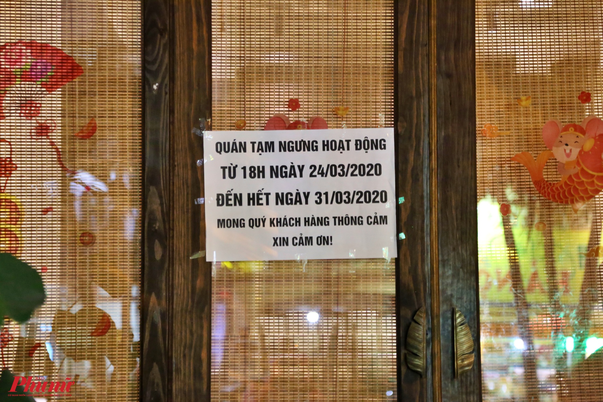 Nhiều nhà hàng treo thông báo tạm ngưng hoạt động từ nay đến cuối tháng 3 để ngăn ngừa dịch bệnh COVID-19 lây lan trong cộng đồng