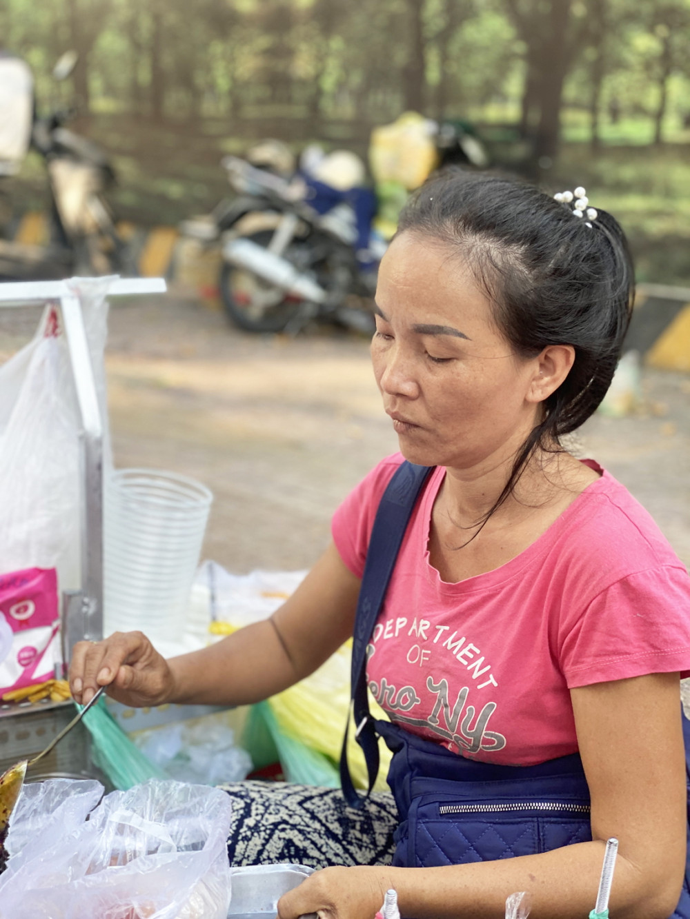 Càng nhắc đến cái nghèo, chị Phú càng cười hiền