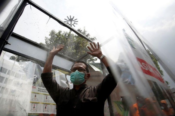 Một buồng khử khuẩn tại thủ đô Jakarta, Indonesia.