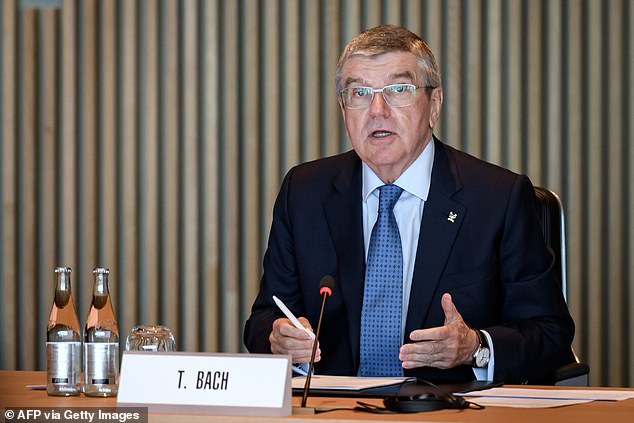Chủ tịch IOC Thomas Bach đã nhận được một cuộc gọi từ Abe vào thứ ba 24/3, thống nhất ý kiến về quyết định hoãn sự kiện.