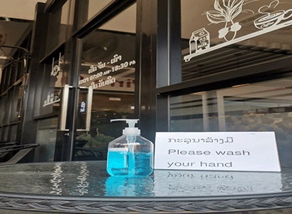 Các nhà hàng, quán cà phê có sẵn thuốc khử trùng miễn phí để khách hàng cảm thấy tự tin về các biện pháp phòng ngừa đối với COVID-19. Ảnh: Vientiane Times