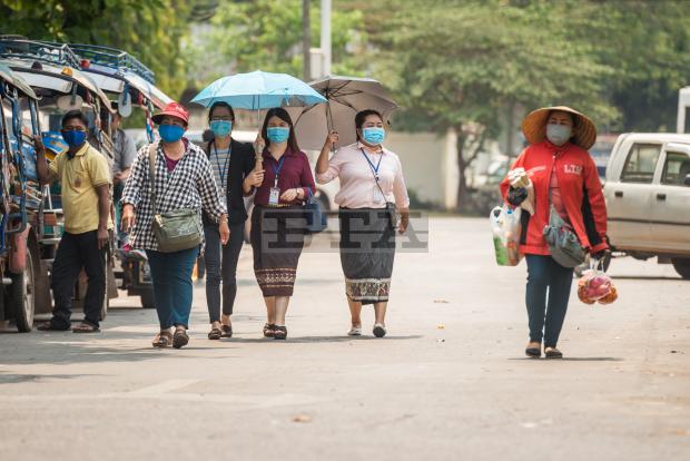 Người dân Lào đeo khẩu trang phòng dịch ở Vientiane. Ảnh: Tân Hoa Xã