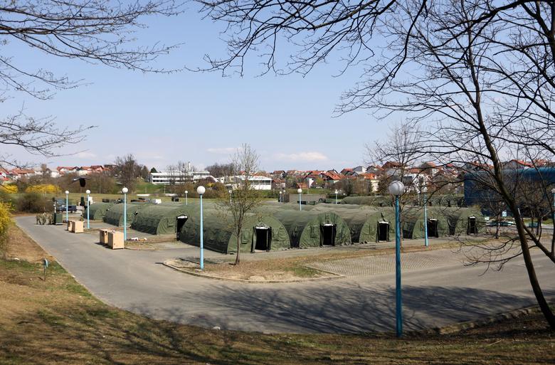 Các bệnh nhân nhiễm SARS-CoV-2 sẽ được điều trị trong những phòng bệnh được dựng từ lều ở bệnh viện dã chiến Dubrava ở Zagreb, Croatia