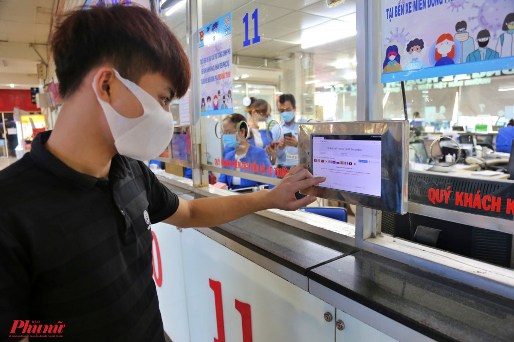 Hành khách thực hiện việc khai báo y tế thông qua màn hình được lắp đặt trước các quầy vé