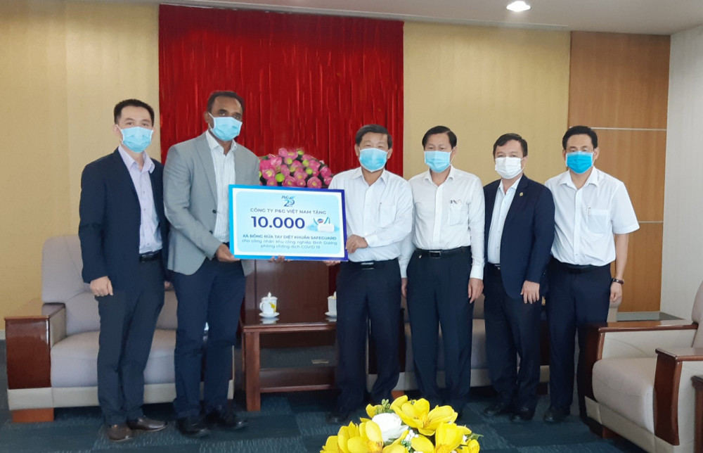 Ông Sai Ramana Ponugoti trao tặng 10.000 bánh xà phòng Safeguard cho đại diện UBND tỉnh Bình Dương để hỗ trợ công nhân tại địa bàn. Ảnh do P&G Việt Nam cung cấp