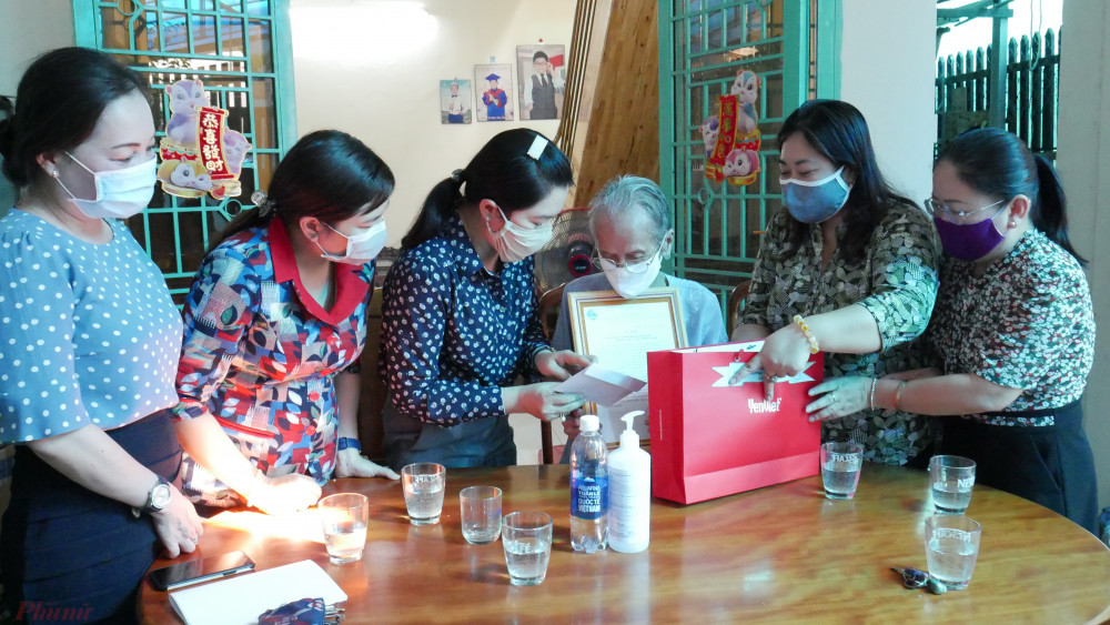 Hội LHPN TPHCM tặng thư khen từ TW Hội LHPN Việt Nam đến Mẹ VNAH Ngô Thị Quýt.