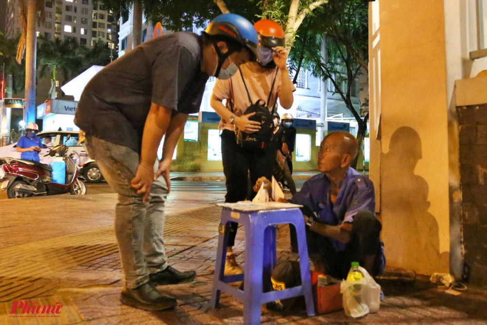 Dịch bệnh tràn về khiến người lao động ở vỉa hè, người vô gia cư lao đao vì mất thu nhập. Người đàn ông bán vé số trong ảnh cho biết: “Dịch bệnh người ta ít ra đường, tôi ngồi cả buổi tối mà chỉ mới bán được mấy tờ vé số”.