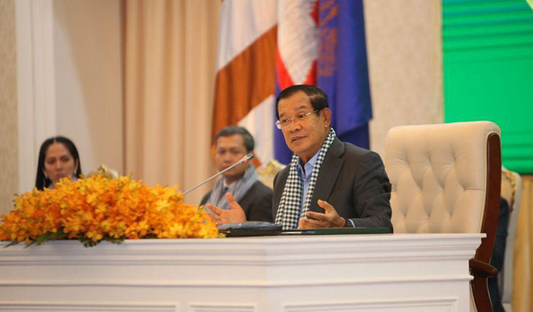 Thủ tướng Hun Sen trong cuộc gặp các nhân viên y tế Campuchia hôm 25/3. Ảnh: Khmer Times