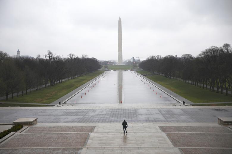 Người đàn ông đơn độc trong khung cảnh vắng lặng ở công viên National Mall ở Washington vào ngày 15/3.