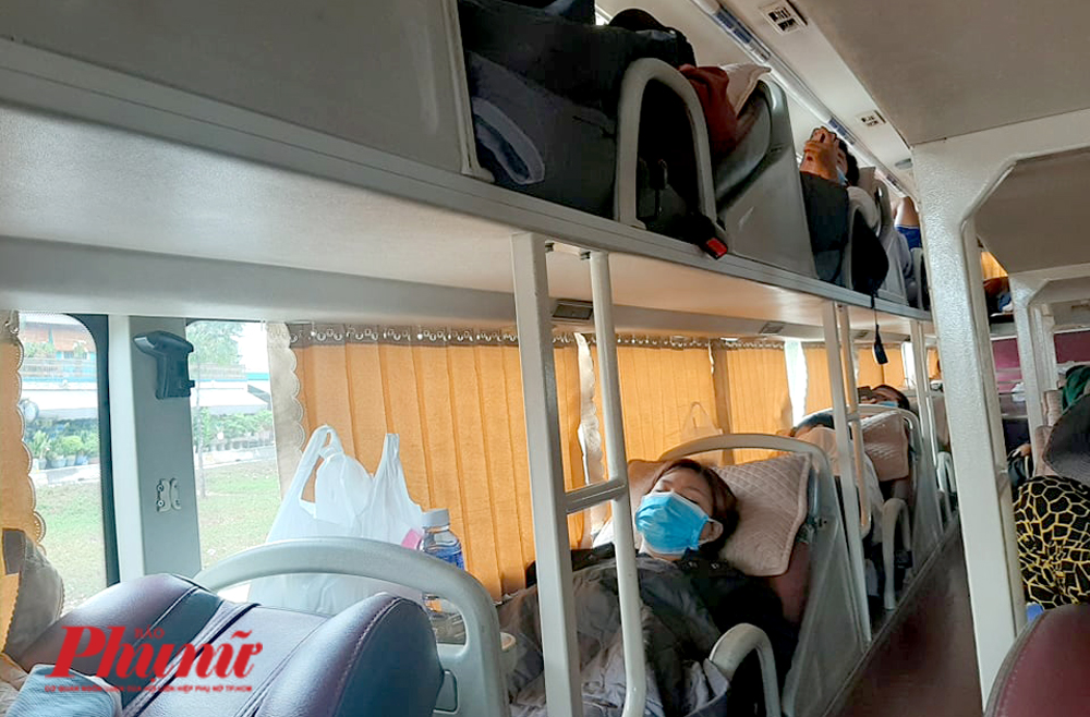 Bên trong chuyến xe từ TP.HCM đi Ninh Thuận, xuất bến lúc 11 giờ 30 ở  Bến xe miền Đông.