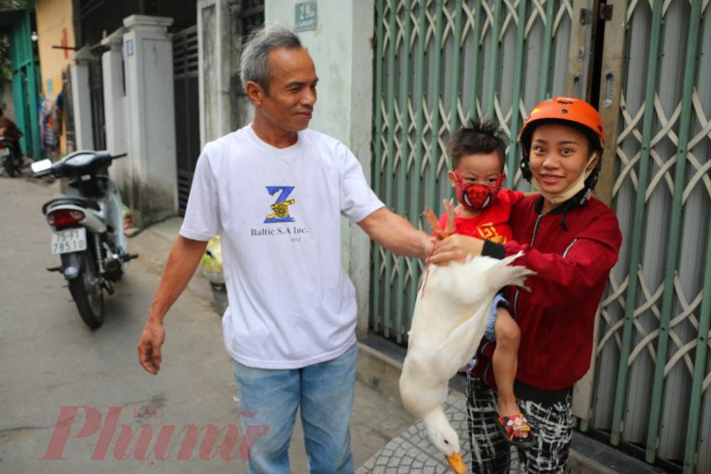 Bằng những việc làm nhỏ bé nhưng đầy ý nghĩa nhân văn giữa mùa dịch COVID-19, người dân nghèo ở các phường Nội thành Huế càng thêm ấm lòng.