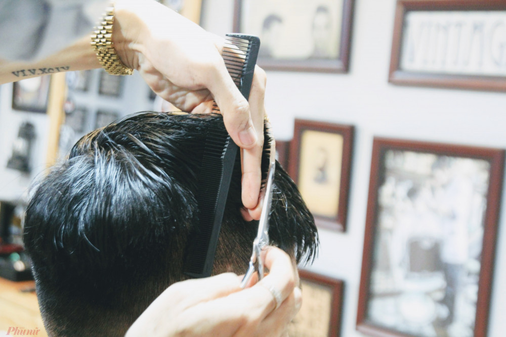 Nhiều nơi quảng cáo cắt tóc tại nhà mùa dịch, chuyên gia cho rằng tiềm ẩn nhiều nguy cơ lây bệnh. Ảnh: Quốc Thái