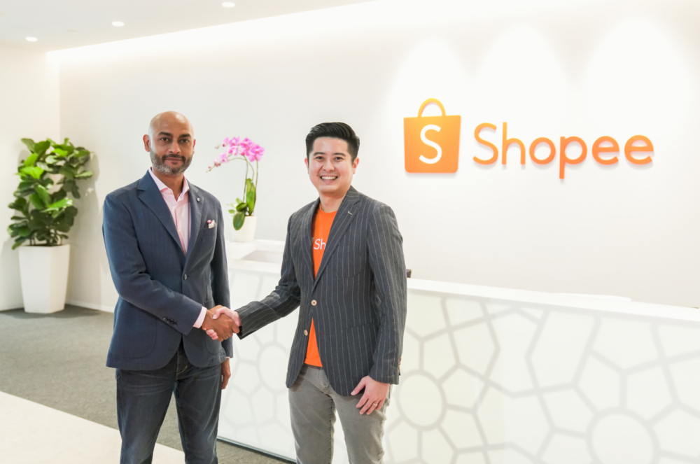 Ông Ian Ho - Giám đốc điều hành khu vực của Shopee và ông Praynay Mehra - Phó chủ tịch Kỹ thuật số và Thương mại điện tử của Shiseido châu Á - Thái Bình Dương tại buổi lễ ký kết hợp tác