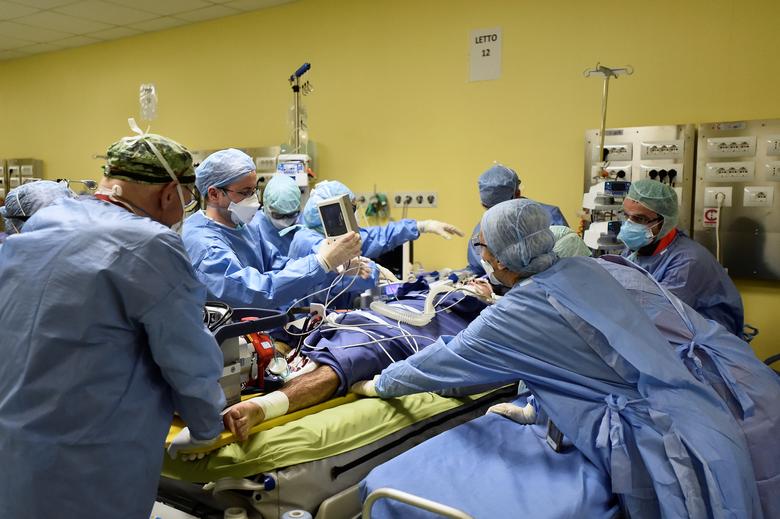 Đội ngũ y, bác sĩ đang điều trị cho bệnh nhân tại phòng chăm sóc đặc biệt ở bệnh viện San Raffaele, Milan vào ngày 27/3. Đến sáng 28/3 (theo giờ Việt Nam), Ý có 86.498 ca nhiễm cao thứ hai thế giới, khiến 9/134 người chết.