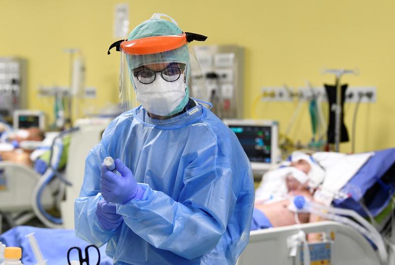 Bác sĩ đang chuẩn bị tiêm thuốc cho bệnh nhân tại bệnh viện ở Milan. Hôm thứ Năm vừa qua, tại Milan ghi nhận thêm 800 ca nhiễm mới, đẩy tổng số trường hợp nhiễm của vùng Lombardy lên 7.000