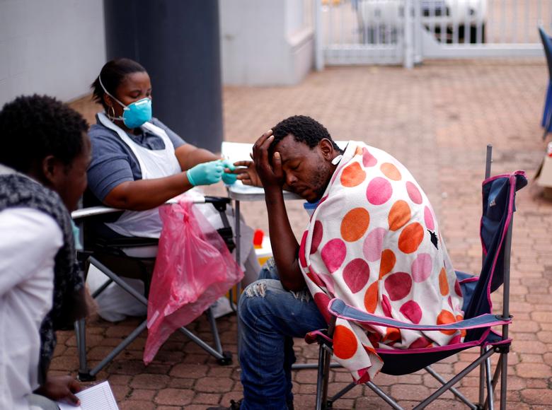 Một người vô gia cư ở Durban, Nam Phi được nhân viên y tế kiểm tra sức khoẻ trước khi quốc gia này phong toả toàn quốc từ ngày 26/3 đến 16/4 nhằm ngăn chặn dịch bệnh viêm phổi lây lan.