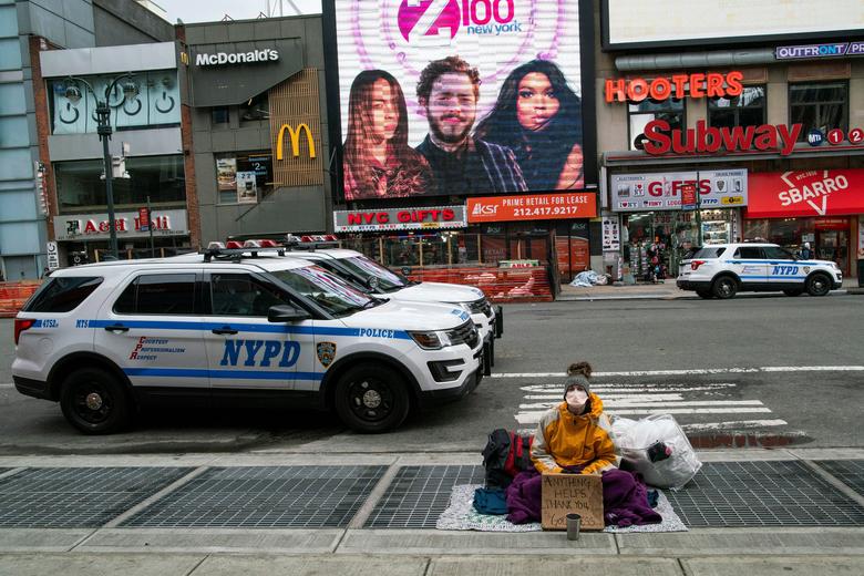 Một người vô gia cư mang theo lỉnh kỉnh đồ đạc ngồi dưới lề đường ở New York vào hôm 17/3. Thời điểm này, dịch bệnh viêm phổi bắt đầu bùng phát mạnh tại nơi đây.