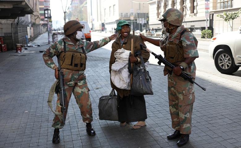 Lực lượng Phòng vệ Quốc gia Nam Phi (SANDF) nói chuyện với một người phụ nữ vô gia cư, yêu cầu bà này tìm nơi an toàn để trú ẩn trong thời gian đất nước bị phong toả.