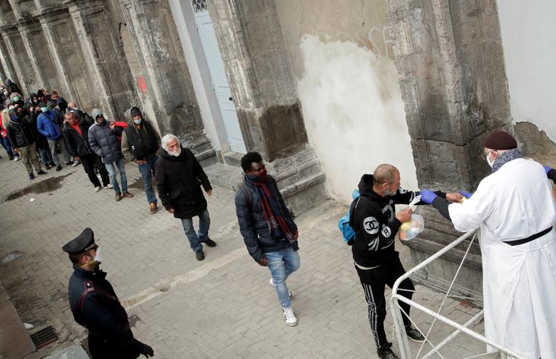 Người vô gia cư nhận thức ăn từ thiện ở Naples, Ý vào ngày 27/3.