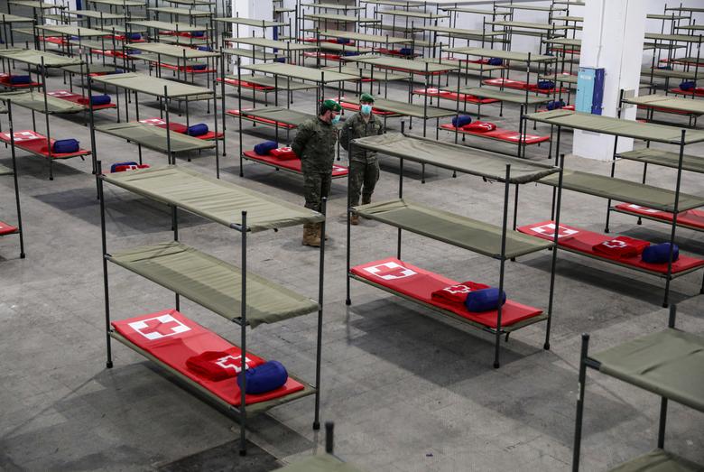 Những khu giường tầng được chuẩn bị cho người vô gia cư ở Barcelona, ​​Tây Ban Nha vào ngày 25/3. 