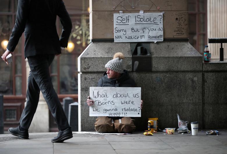 Người đàn ông giơ bảng xin sự chú ý, giúp đỡ từ người đi đường ở London, Anh vào ngày 19/3.