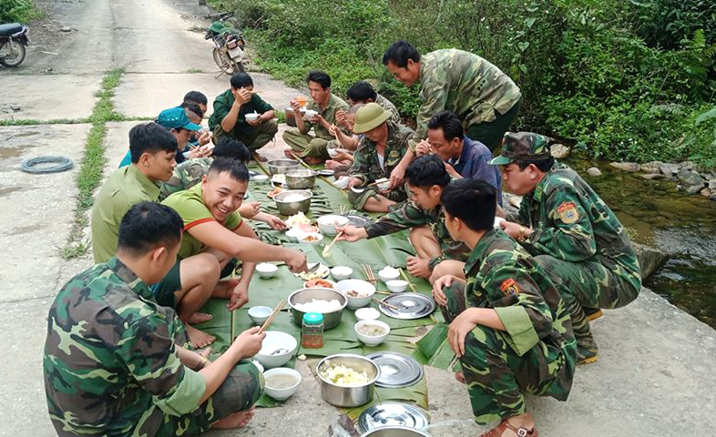 Bữa ăn vội trên những tàu lá chuối