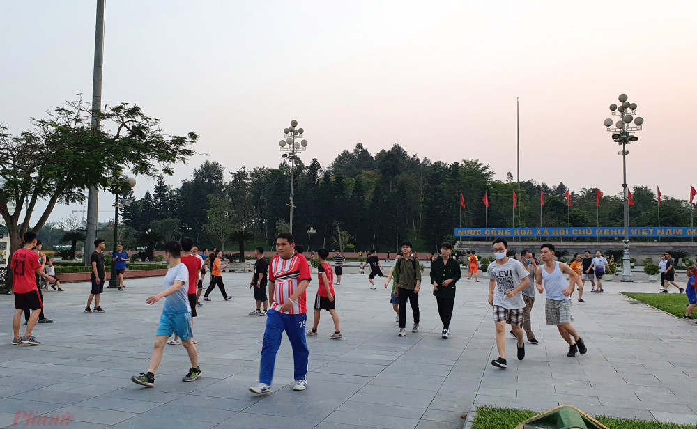 Người dân Nghệ An đổ ra Quảng trường Hồ Chí Minh chơi, chạy thể dục