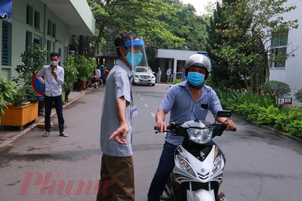 Riêng cán bộ nhân viên bệnh viện tuyệt đối không được đi ra ngoài phạm vi tỉnh Thừa Thiên Huế. Bệnh viện sẽ có hình thức kỷ luật và cách ly nếu vi phạm.