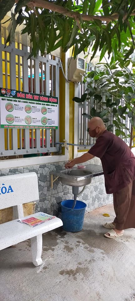 Bồn rửa tay công cộng được nối hệ thống nước sạch sẽ do tổ Hội quản lý về vấn đề vệ sinh, an toàn. 