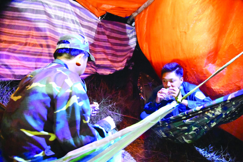 Các chiến sĩ bộ đội biên phòng tại các chốt kiểm soát dọc biên giới thuộc tỉnh Tây Ninh - ẢNH: LÊ QUÂN