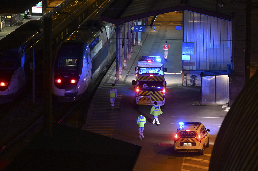 Nhiều xe cứu thương đang chờ ở ga Strasbourg, để đón 20 người bị nhiễm virus Covid-19 được chuyển đến từ Alsace, qua một tàu cao tốc TGV đã được nước Pháp cho y tế hóa để phục vụ hoạt động sơ tán các bệnh viện trong vùng Pays-de-la-Loire. Hình của Frederick Florin, chụp ngày 26 tháng 3 năm 2020 (AFP Photo).
