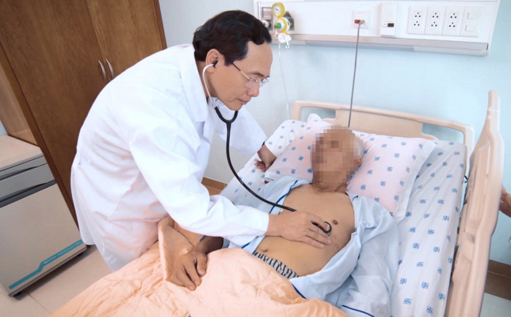 Bác sĩ Trương Quang Bình, Phó giám đốc Bệnh viện Đại học Y Dược TP.HCM, khám cho một bệnh nhân bị biến cố về tim mạch