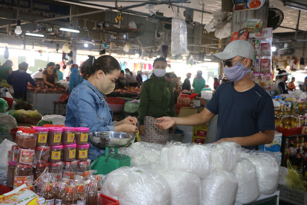 Việc buôn bán  hàng hóa thực phẩm tại các ngôi chợ tại Huế vẫn diễn ra hết sức bình thường