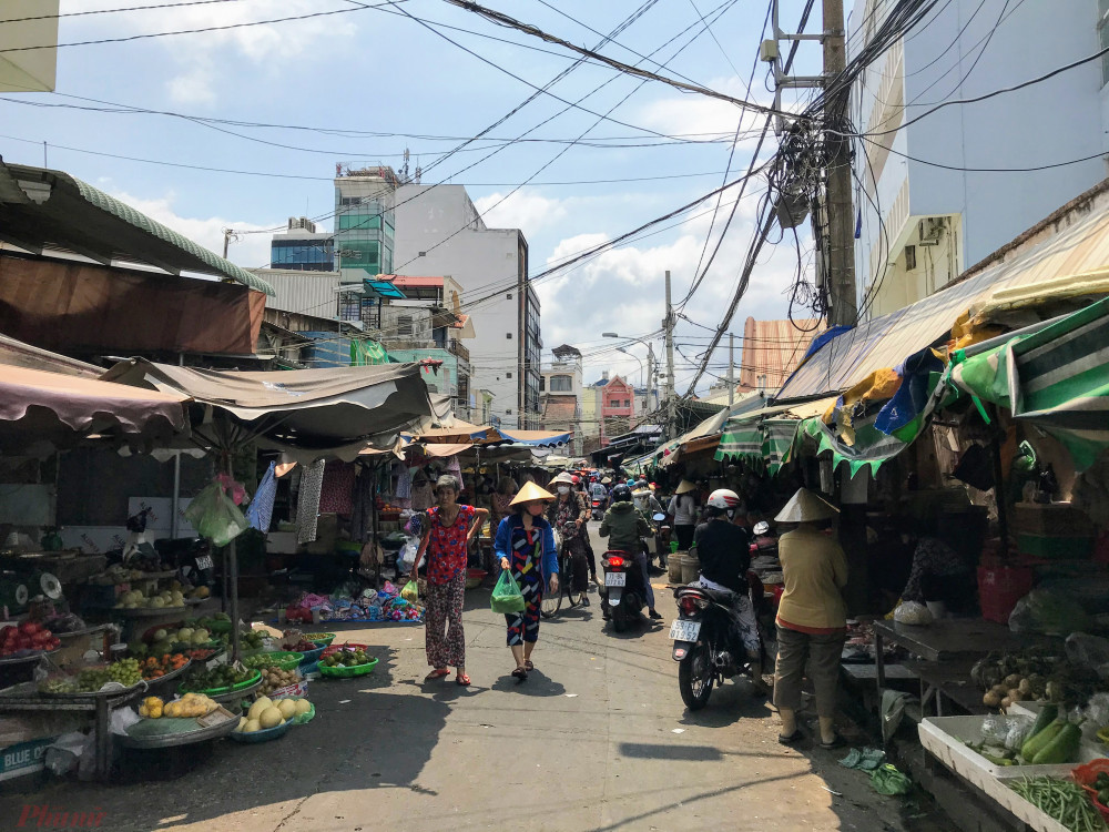 Tại khu vực bán hàng tươi sống chợ Tân Định khá đông khách mặt dù đã gần trưa, nhiều hàng rau, thịt vẫn có khách mua hàng.