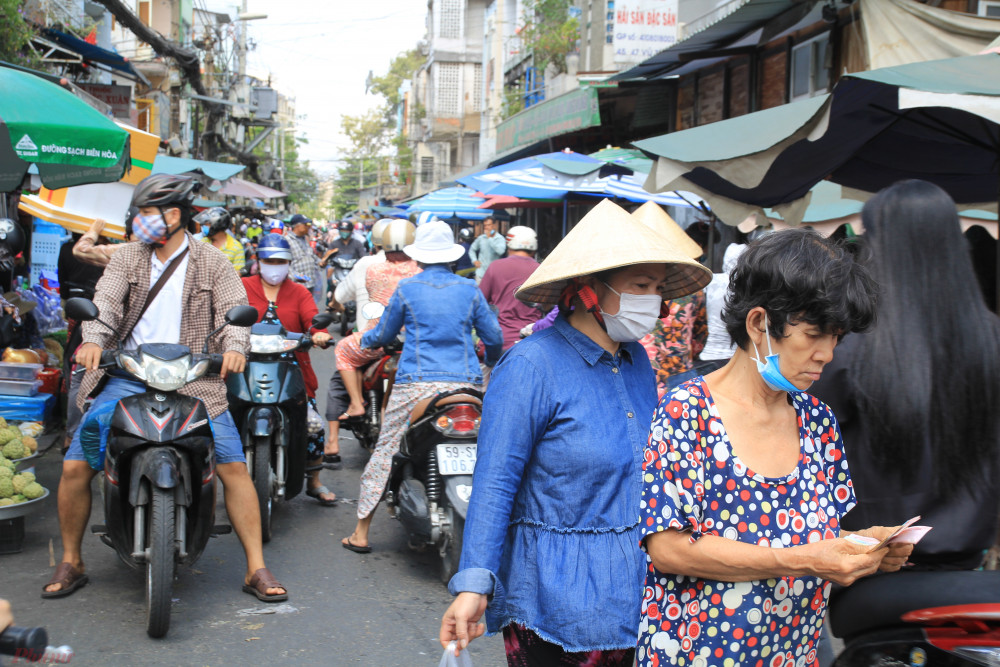 Tại khu vực phía sau chợ Bà Chiểu (quận Bình Thạnh, TPHCM) sáng nay khá đông người mua hàng, nhiều nhất tập trung ở đoạn Vũ Tùng, Bùi Hữu Nghĩa phía sau và một bên chợ với các nhóm hàng tươi sống, rau quả, trái cây, thuỷ hải sản,...