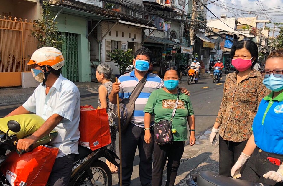 Hội cùng các mạnh thường quân của mình sẽ tiếp tục đồng hành cùng người lao động, phụ nữ khó khăn qua cơn khốn khó này- Chị Lương Thanh Trúc- Chủ tịch Hội LHPN Q.6 khẳng định.