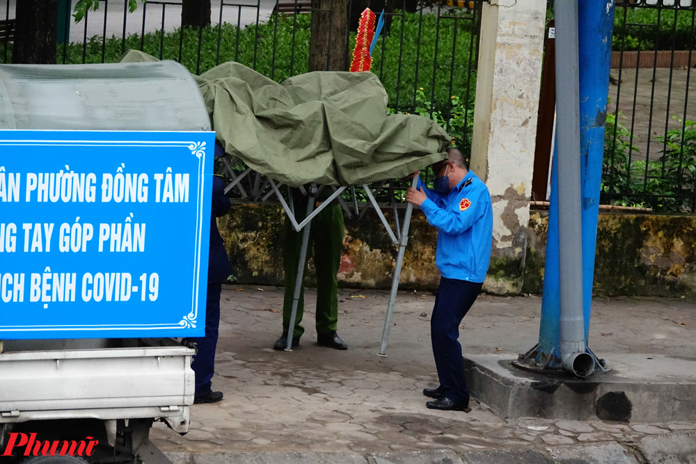 Do trời mưa, khu vực xét nghiệm phường Đồng Tâm phải lắp đặt thêm nhiều lều dã chiến phục vụ người dân đến xét nghiệm.