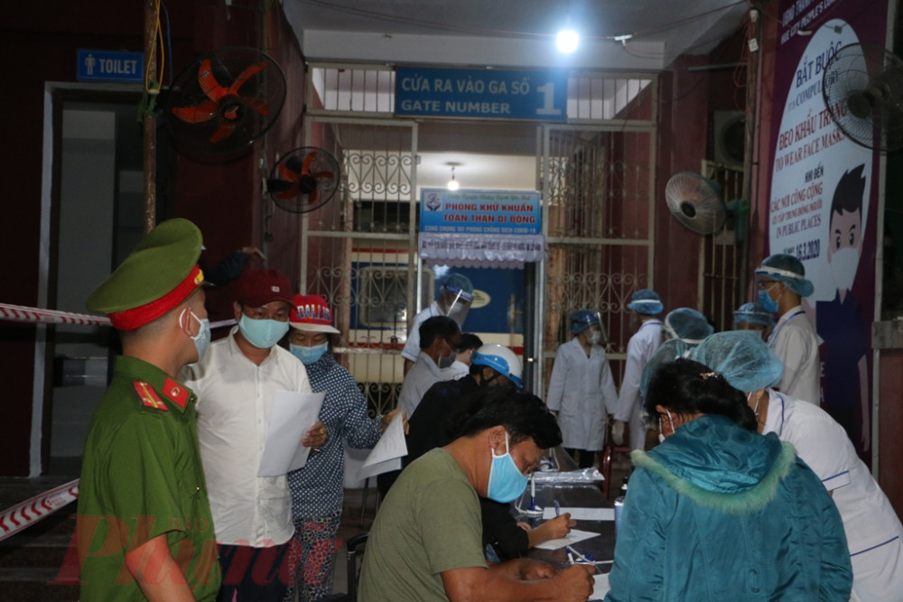 Hành khách khai báo y tế khi đến ga Huế - Ảnh: Thuận Hóa
