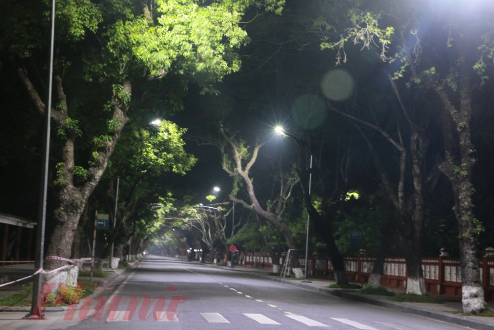 Trong lúc đó nhiều tuyến đường chính của TP Huế như Lê Lợi, Trần Hưng Đạo, Hùng Vương từ 0g ngày 1/4 hiếm gặp người ra đường