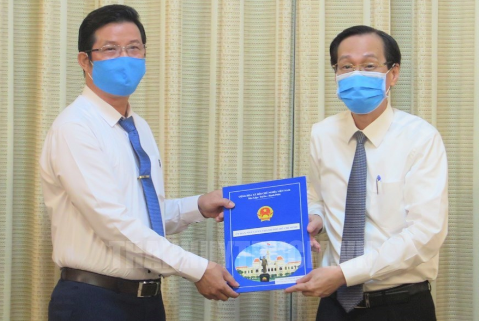 Phó Chủ tịch Thường trực UBND TPHCM trao quyết định cho ông Võ Thanh Dũng