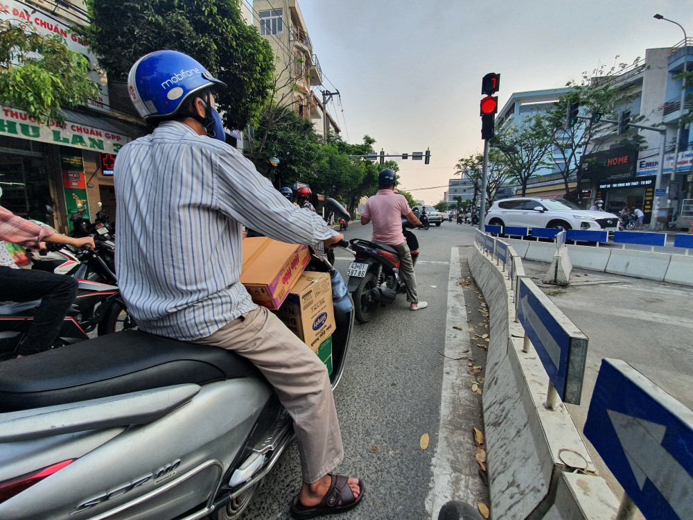 Nhiều người tranh thủ mua sắm thêm lương khô, mì tôm