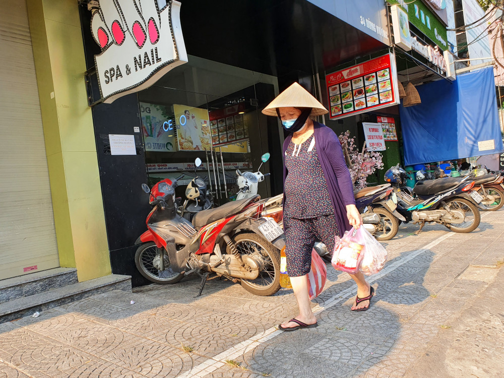 Phụ nữ thì mua sắm thêm các gia vị, dầu ăn phòng nội trợ