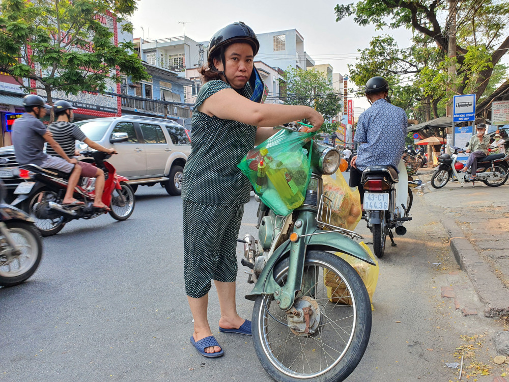 Chị Hoa, người dân ở quận Hải Châu cho biết: Tranh thủ mua luôn nhiều rau quả, thịt cá về bỏ tủ lạnh ăn dần. Dù biết chủ trương nhà nước nói không thiếu lương thực thực phẩm nhưng tui mua luôn chứ mai mốt lười ra ngoài.