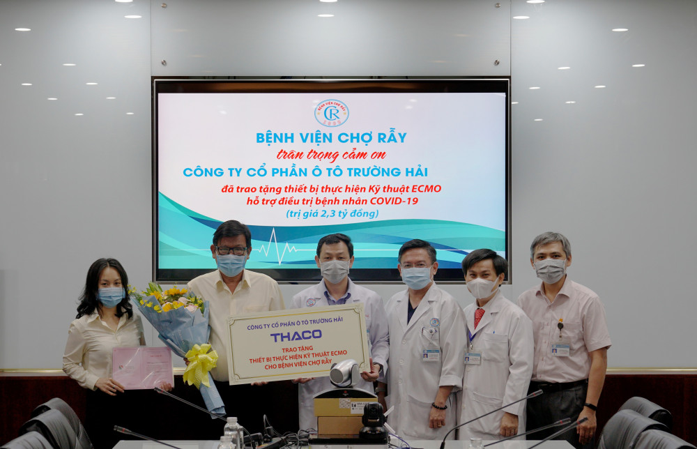 Ông Nguyễn Một - Giám đốc truyền thông THACO trao tặng thiết bị thực hiện kỹ thuật ECMO cho Bác sĩ Nguyễn Tri Thức - Giám đốc Bệnh viện Chợ Rẫy.